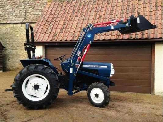 PoulaTo: Mitsubishi D3250 τρακτέρ 